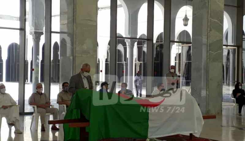 بداية توافد المواطنين إلى قصر الثقافة لإلقاء النظرة الأخيرة على الراحل لمين بشيشي