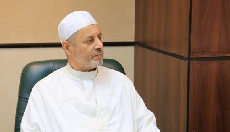 محمد الشيخ:”تعقيم المساجد لا يعني إعادة فتحها واستعنا بأطباء قبل إصدار فتوى بإجازة صوم رمضان”