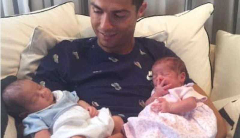 بالصور.. “كريستيانو” يفتخر بتوأمه الجديد ويكشف طلبا غريبا