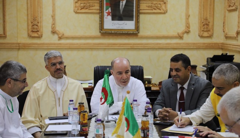 بالصور.. بلمهدي يلتقى أعضاء البعثة الحج الجزائرية