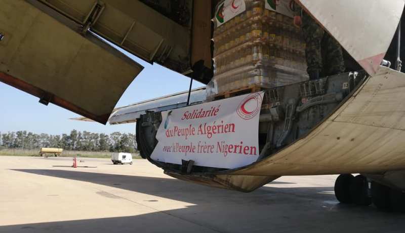 إنطلاق طائرتين عسكريتين محملتين بـ 60 طن من المساعدات الغذائية لدولة النيجر