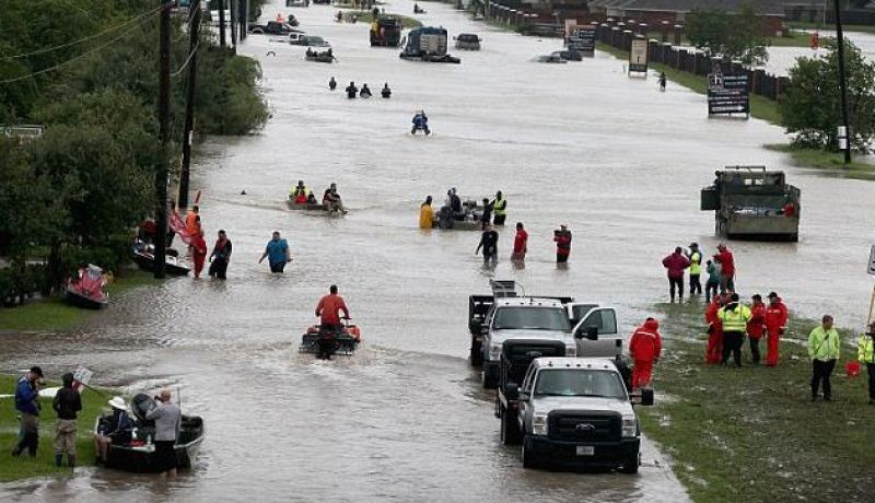 أم تضحي بنفسها لتنقذ رضيعتها من الفيضانات!