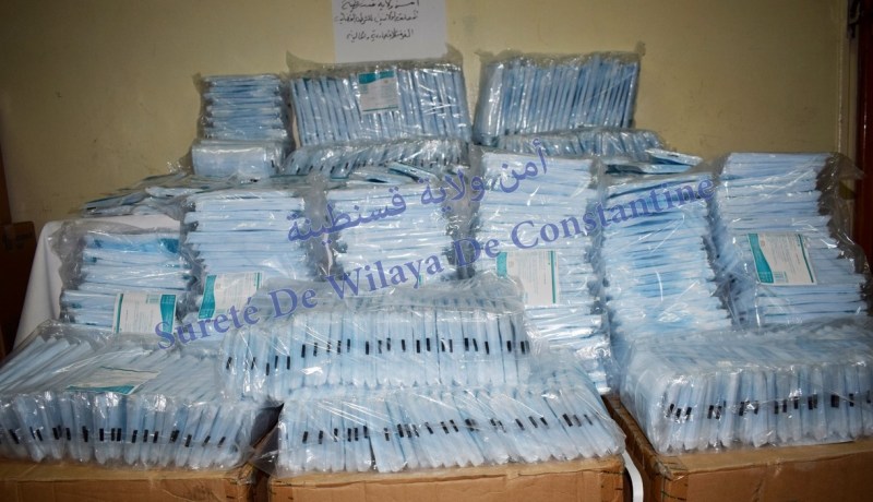 موظف بالمستشفى الجامعي لقسنطينة وصيدليين يسرقون أقنعة جراحية موجهة للأطباء لغرض بيعها