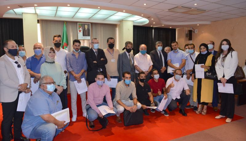 تسليم اعتمادات جديدة لفائدة صحفيين ومراسلين أجانب بالجزائر