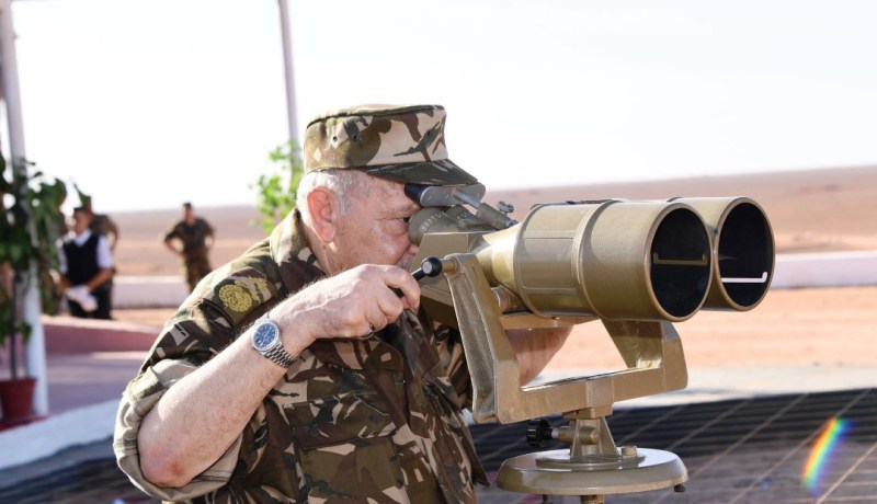 قايد صالح يشرف على التمرين البياني المركب بالذخيرة الحية “عاصفة 2018”