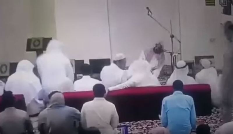 بالفيديو .. وفاة الإمام القرشي على المباشر داخل المسجد بالسعودية