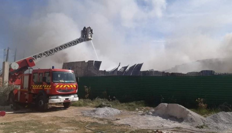 قسنطينة: حريق على مستوى 3 مستودعات للوازم وأواني منزلية