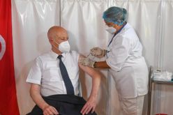 رئيس تونس يتلقّى الجرعة الأولى من لقاح كوفيد 19