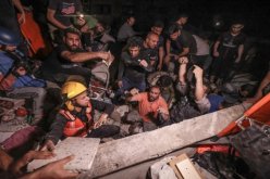 شاهد.. لحظة إنتشال طفلة فلسطينية من تحت ركام منزلها وهي حية