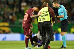 بالصور .. مشجع يقتحم أرضية الميدان ويقبل قدم ميسي