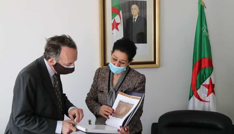 وزيرة البيئة تعرض تجربة الجزائر في تحويل مفرغة واد السمار لمساحة خضراء على سفير كندا