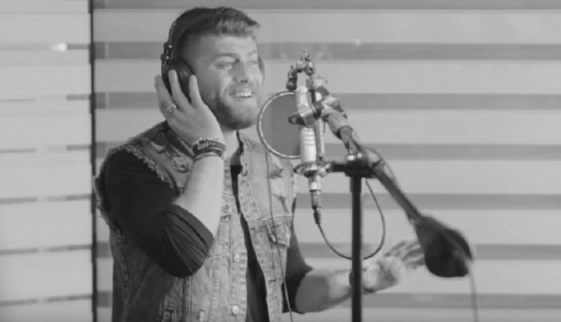 بالفيديو..فنان لبناني يهدي الجزائريين أغنية “ديرولها العقل”