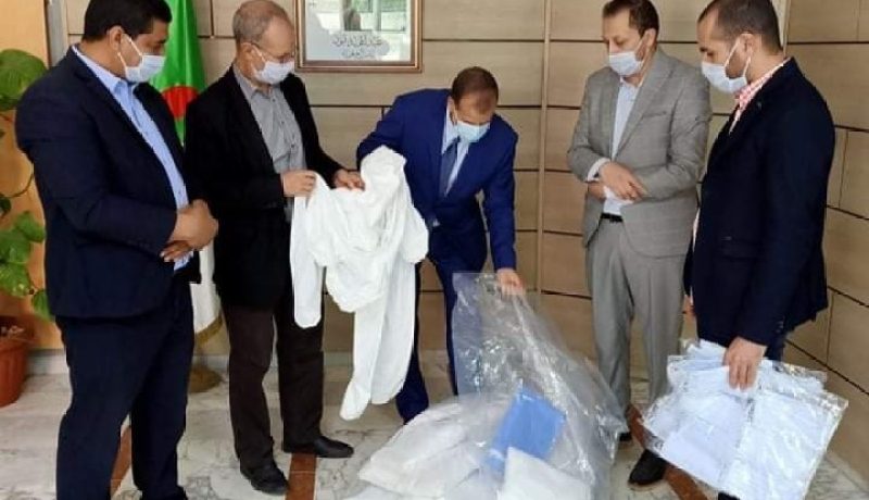 جمعية التجار والحرفيين  تسلم رزيق نماذج من الالبسة الواقية الموجّهة للمستشفيات والحماية المدنيّة