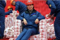 بالصور..شركة صينية توزع جبالا من النقود كمكافآت لعمالها