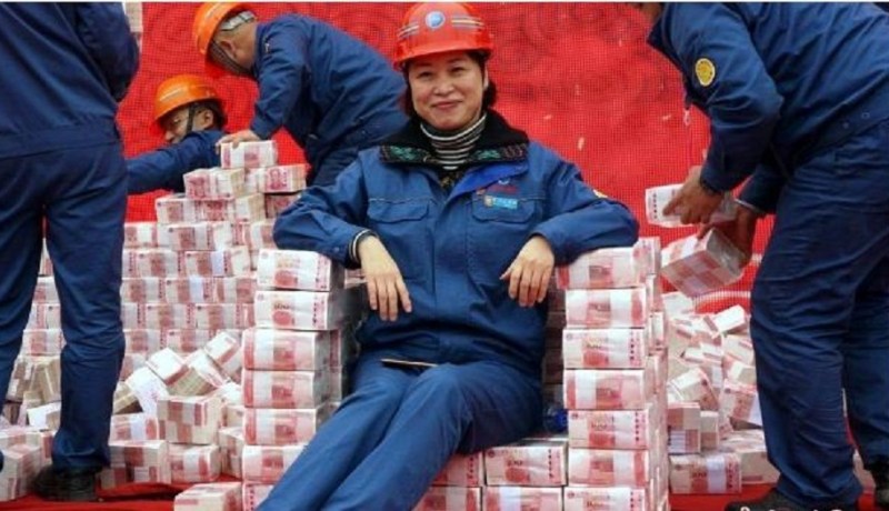 بالصور..شركة صينية توزع جبالا من النقود كمكافآت لعمالها
