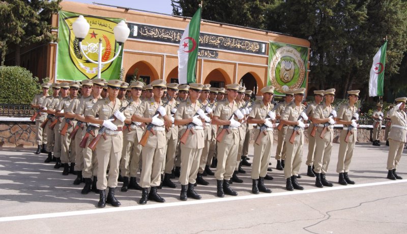 بالصور.. تخرج الدفعات بالمدرسة التطبيقية للدفاع المضاد للطائرات بالأغواط