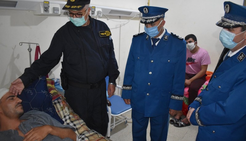 رئيس أمن أم البواقي يزور موظف شرطة تعرض لحادث مرور جسماني
