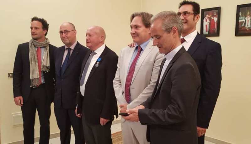 بالصور.. السفير الفرنسي يقلد الأب جيرار جانينغروس وسام الاستحقاق الوطني