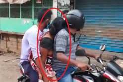 فيديو صادم من الهند.. شاب ينقل جثة أمه جالسة على دراجة