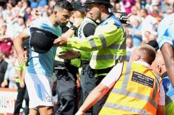 بالصور.. “أغويريو” يعتدي على رجل أمن في الملعب!