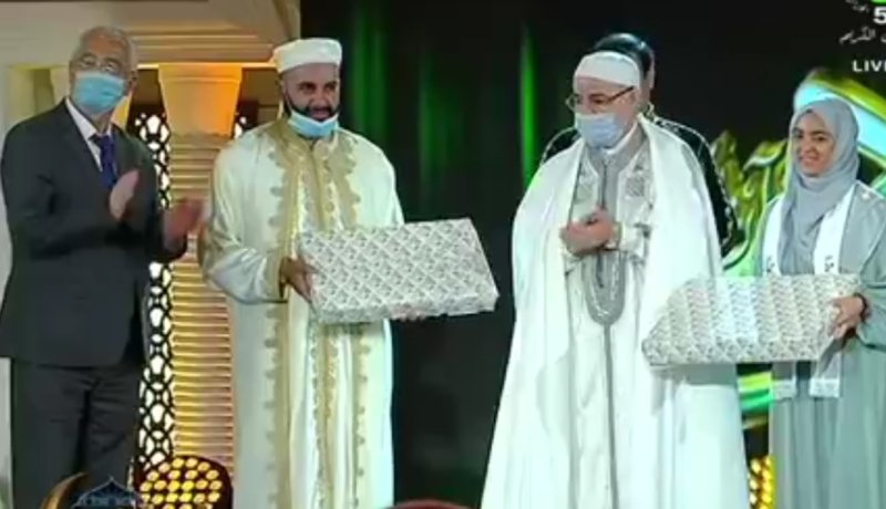 بلمهدي يكرم المتوجين في مسابقة تاج القرآن الكريم