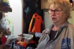 فرنسية تلقب بأم المهاجرين..تغسل لهم أقدامهم وتأويهم بمنزلها