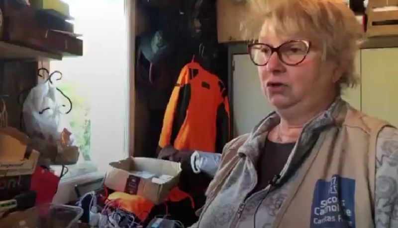 فرنسية تلقب بأم المهاجرين..تغسل لهم أقدامهم وتأويهم بمنزلها