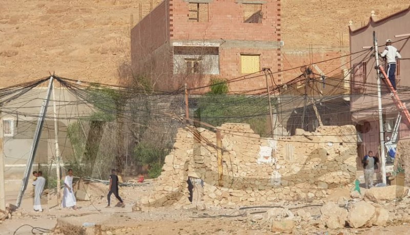 بالصور.. عمال سونلغاز ينهون ربط أكثر من 100 عائلة بحي البيات في غرداية بالكهرباء