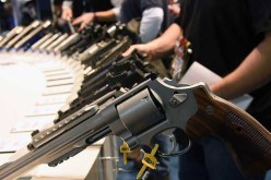 ترامب يحرض الفرنسيين على حيازة الأسلحة