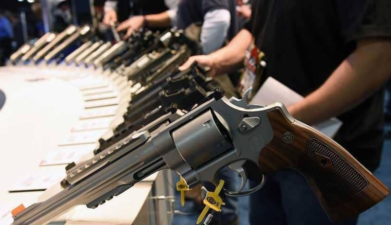 ترامب يحرض الفرنسيين على حيازة الأسلحة