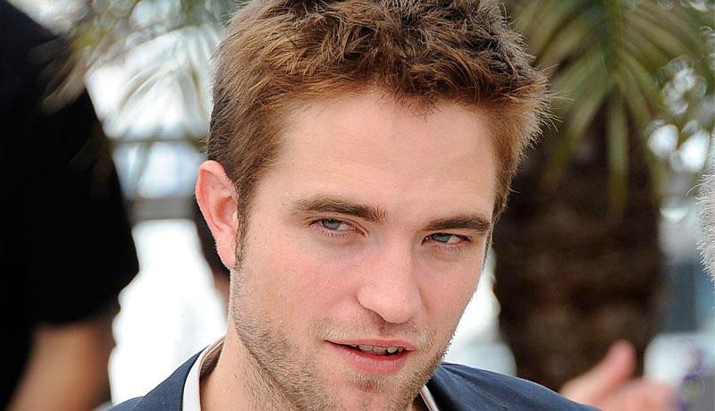 بطل سلسلة ” twilight ” يفوز بلقب الرجل الأكثر وسامة في العالم