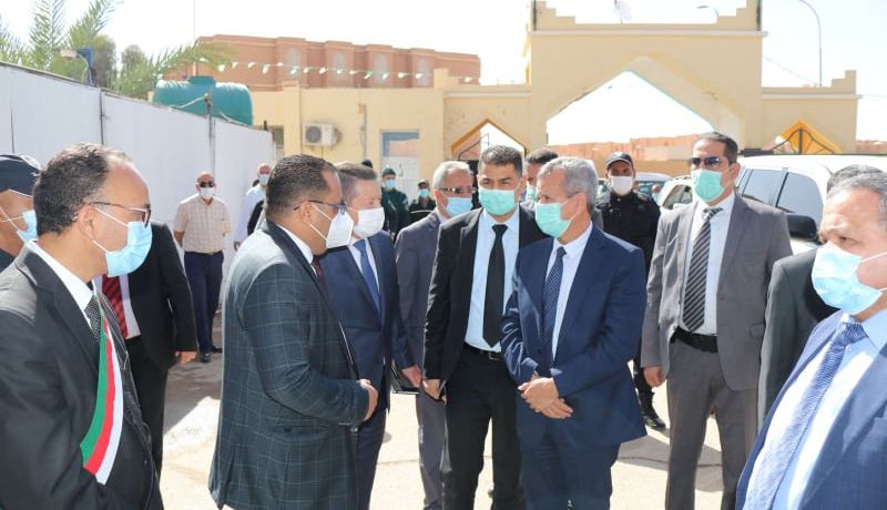 وزارة البيئة تسلم لوزير الصحة مستلزمات الوقاية والتعقيم لعمال الصحة ببشار وتندوف