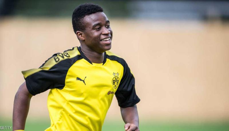 طفل ألماني كاميروني يلعب دوليا