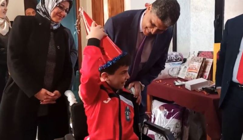 بالفيديو.. والي تلمسان يحضر عيد ميلاد طفل فقد أعضاءه وبصره بصعقة كهربائية