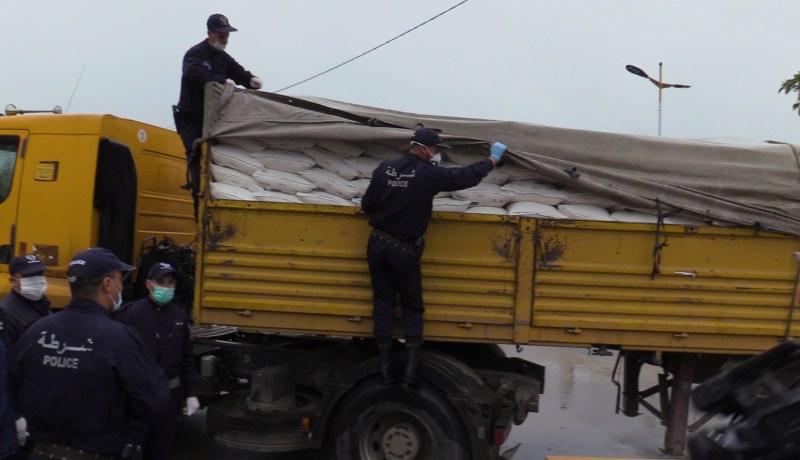 بالصور.. حجز أكثر من 300 قنطار من مادة السميد بمعسكر