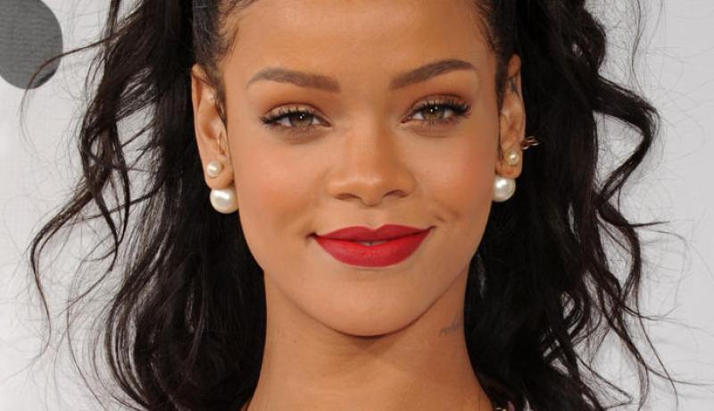 هذا ما فعلته النجمة العالمية ريهانا من أجل والدها بعد إصابته بكورونا