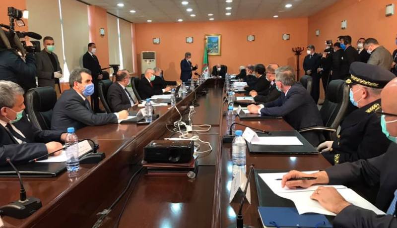 رئيس الجمهورية يجتمع باللجنة العلمية المشرفة على المتابعة العلمية لوباء كورونا