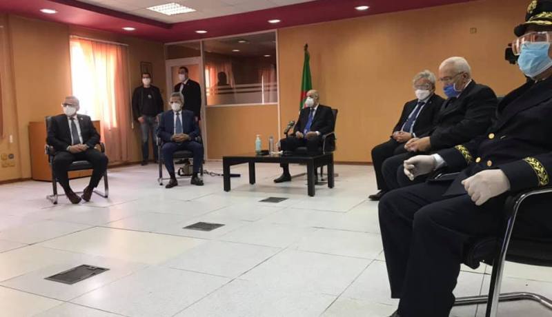 رئيس الجمهورية يقف على الكميات المخزنة من دواء الكلوروكين المصنع محليا