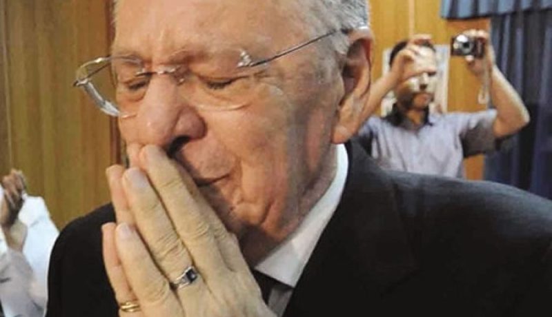 ولد عباس يبكي خلال مواجهته لأمين المال بالاتحاد الطبي الجزائري وهذا ما قاله