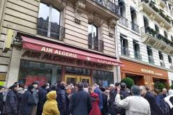 طوابير أمام مكتب الجوية الجزائرية بباريس بعد تخفيض الرحلات