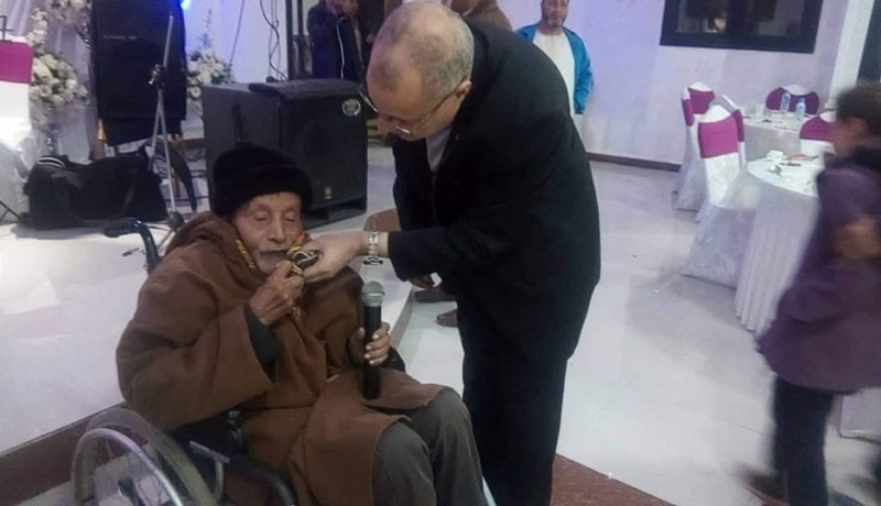 والي أم البواقي يقاسم نزلاء دار الأشخاص المسنين مائدة الإفطار