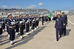 قائد القوات البحرية يفتش السفينة المواكبة “رايس قورصو”