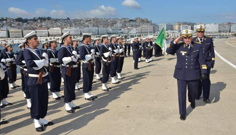 قائد القوات البحرية يفتش السفينة المواكبة “رايس قورصو”