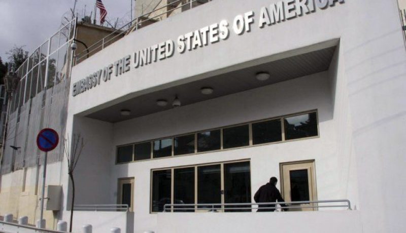 سفارة أمريكا تدعو مواطنيها المتواجدين بالجزائر الاتصال بها لترتيب مغادرتهم