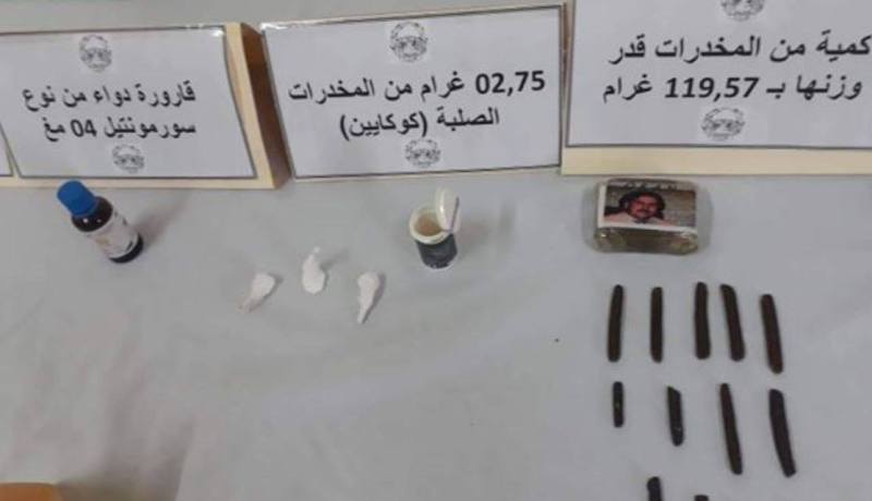 أم البواقي: توقيف 3 أشخاص وحجز مخدرات صلبة وأقراص مهلوسة وأسلحة بيضاء