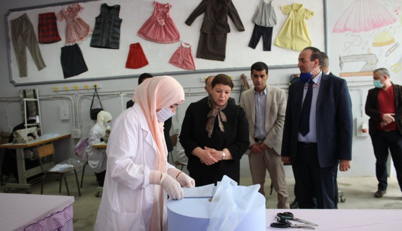 وزيرة التكوين تزور ورشات إنتاج وخياطة الكمامات الطبية بخميس الخشنة واولاد موسى