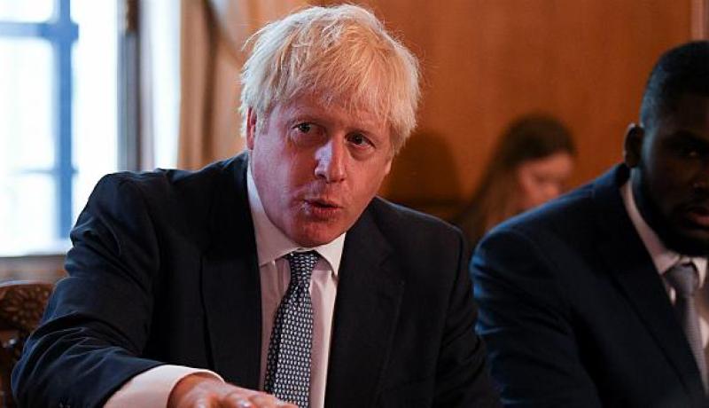 بريطانيا تتوعد بإجراءات صارمة إذا تجاهل المواطنون إرشادات التوقف عن التواصل