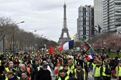 السترات الصفراء تغزو الشوارع الفرنسية