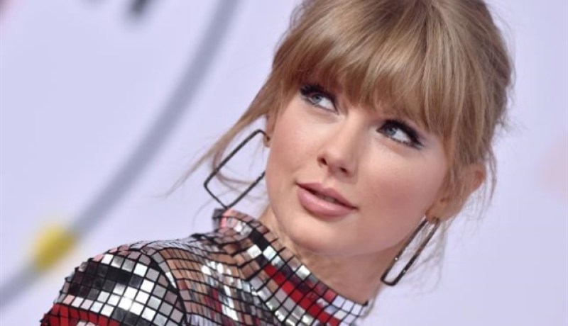 تايلور سويفت تتبرع بـ3 آلاف دولار لمعجبيها ممن تضرروا من  كورونا