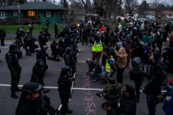 أمريكا: مظاهرات واشتباكات مع الشرطة بعد مقتل شاب أسود